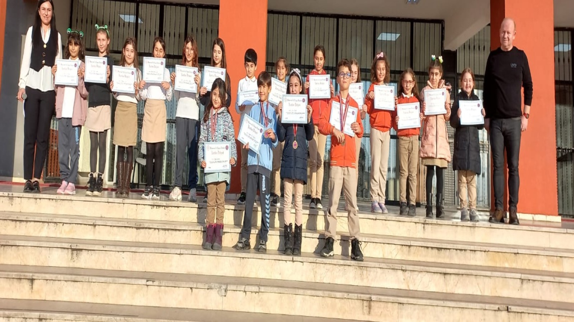 İstiklal Marşımızı Güzel Okuma Yarışmasına Katılan Öğrencilerimize Katılım Belgeleri ve Başarı Madalyaları Verildi